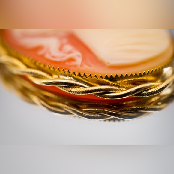 Vintage 1970s Avon Cameo Pendant Necklace - Picture 7 of 9
